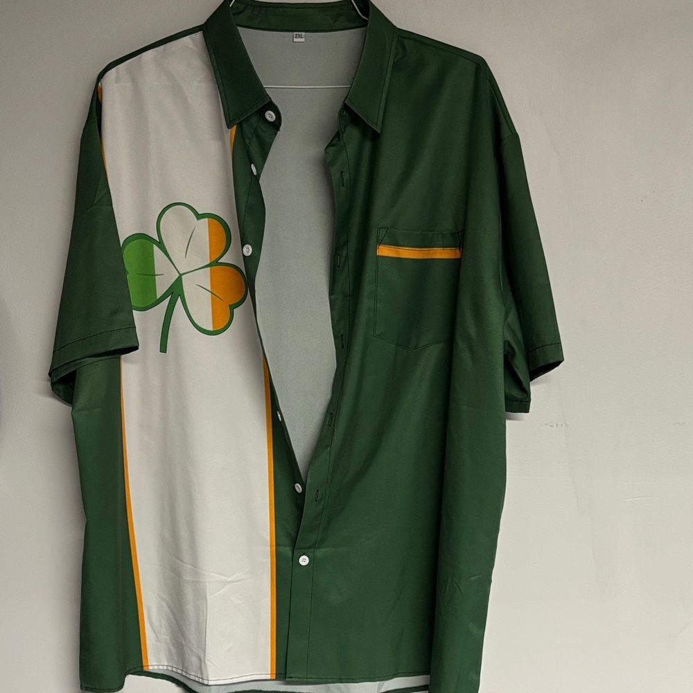 NWOT Irish Men's Short-Sleeve Button-Up bowlers Shirt with Clover Print